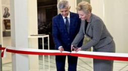 Prezes NBP Marek Belka i Dorota Skrzypek podczas prezentacji Centrum Pieniądza im. Sławomira Skrzypka. Fot. PAP/R. Guz
