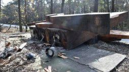 Zdewastowany Pomnik Pamięci o Zagładzie Romów w Borzęcinie Dolnym. Fot. PAP/J. Bednarczyk