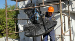 Demontaż popiersia sowieckiego generała Iwana Czerniachowskiego z pomnika w Pieniężnie. 17.09.2015. Fot. PAP/T. Waszczuk