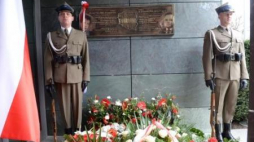 Uroczystość odsłonięcia tablicy upamiętniającej szefów BBN - W. Stasiaka oraz A. Szczygło. Fot. PAP/J. Turczyk