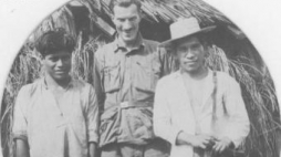 Arkady Fiedler w towarzystwie Indian ze szczepu Coroabów. Polska ekspedycja naukowa do Puszczy Brazylijskiej. Fot. NAC