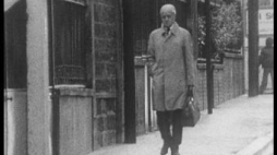 Zdjęcie z filmu operacyjnego SB (sygn. IPN BU 03164/61) - Jerzy Giedroyć w okolicy Instytutu Literackiego. Źródło: IPN