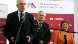 Wicepremier, minister nauki Jarosław Gowin, prof. Włodzimierz Bolecki i prof. Maria Celina Dzielska. Fot. PAP/T. Gzell 