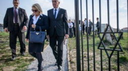 Sekretarz generalny Rady Europy Thorbjoern Jagland (P) na cmentarzu żydowskim w Frampolu. Fot. PAP/W. Pacewicz