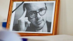 Księga kondolencyjna, wystawiona po śmierci ks. Jana Kaczkowskiego w Puckim Hospicjum św. Ojca Pio. Fot. PAP/A. Warżawa