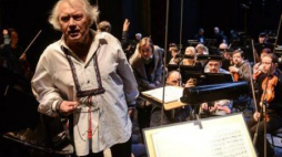Jerzy Maksymiuk w trakcie próby koncertu jubileuszowego w Teatrze Wielkim-Operze Narodowej. Fot. PAP/J. Kamiński 