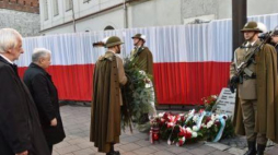 Jarosław Kaczyński składa kwiaty przed Krzyżem Pamięci Narodowej w Krakowie. 18.04.2016. Fot. PAP/Jacek Bednarczyk 