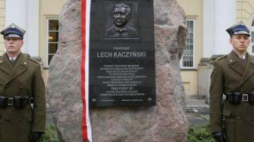 Tablica upamiętniające Lecha Kaczyńskiego na dziedzińcu Mazowieckiego Urzędu Wojewódzkiego. Fot. PAP/P. Supernak 