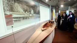 Abp Celestino Migliore (2P) ogląda relikwię-kajak św. Jana Pawła II w Muzeum Sportu i Turystyki. Fot. PAP/B. Zborowski 