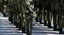 Żołnierze kompanii reprezentacyjnej z karabinkiem MSBS. Fot. PAP/L. Szymański