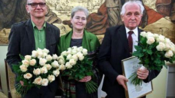 Dariusz Rosiak, Alina Petrowa-Wasilewicz i Stanisław Karnacewicz podczas gali Nagrody im. bp. Chrapka. Fot. PAP/R. Guz 