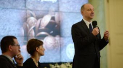 Min. Wojciech Kolarski prowadzi lekcję nt. zbrodni katyńskiej dla uczniów w Pałacu Prezydenckim. Fot. PAP/J. Turczyk 