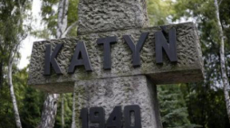 Pomnik upamiętniający ofiary Zbrodni Katyńskiej na Cmentarzu Wojskowym na Powązkach. Fot. PAP/L. Szymański 