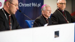 Abp Wojciech Polak, abp Marek Jędraszewski i bp Artur Miziński podczas konferencji nt. obrad KEP. Fot. PAP/M. Zakrzewski