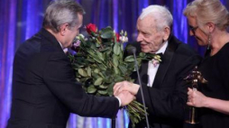 Wicepremier Piotr Gliński wręcza Złotego Fryderyka 2016 Bernardowi Ładyszowi. Fot. PAP/L. Szymański