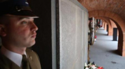 Ceremonia złożenia wieńców i zapalenia zniczy w Epitafium Katyńskim. Fot. PAP/L. Szymański