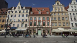 Kamienica Pod Złotym Słońcem na wrocławskim Rynku, w której mieści się Muzeum Pana Tadeusza. Fot. PAP/A. Koźmiński 