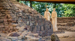 Rzeźby przedstawiające Mieszka I i Dobrawę w Muzeum Pierwszych Piastów na Ostrowie Lednickim. Fot. PAP/M. Zakrzewski 