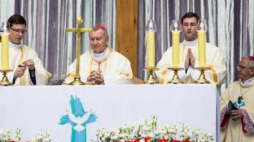 Kard. Pietro Parolin podczas mszy świętej na poznańskim stadionie. Fot. PAP/M. Zakrzewski