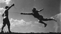 Trening szablistów: Jerzego Pawłowskiego (P) i Wojciecha Zabłockiego, Zakopane 1954 r. Fot. PAP/CAF/W.Werner
