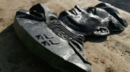 Demontaż popiersia gen. Armii Czerwonej Iwana Czerniachowskiego z pomnika w Pieniężnie. Fot. PAP/T. Waszczuk