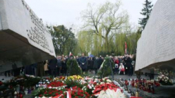 Prezydent złożył wieniec przed pomnikiem Ofiar Katastrofy Smoleńskiej na Wojskowych Powązkach. Fot. PAP/T. Gzell