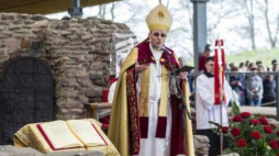 Abp Wojciech Polak podczas uroczystej liturgii z okazji 1050-lecia Chrztu Polski. Ostrów Lednicki. Fot. PAP/B. Jankowski