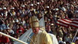Papież Jan Paweł II podczas VI Światowych Dni Młodzieży. Częstochowa, 15.08.1991. Fot. PAP/W. Jabłonowski 