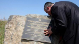 Hilik Bar odsłania tablicę upamiętniającą społeczność żydowską Skulska. Fot. PAP/T. Wojtasik