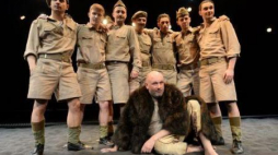 Michał Piela (C) jako Niedźwiedź Wojtek podczas próby spektaklu "Niedźwiedź Wojtek". Fot. PAP/B. Zborowski