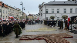 Apel Pamięci przed Pałacem Prezydenckim w szóstą rocznicę katastrofy smoleńskiej. Fot. PAP/J. Kamiński 