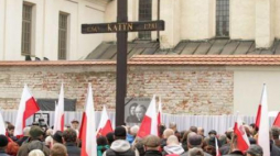 Uroczystości w 6. rocznicę katastrofy smoleńskiej przed Krzyżem Katyńskim w Krakowie. Fot. PAP/S. Rozpędzik 