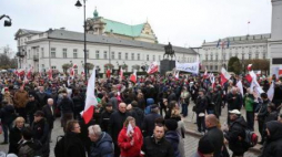 Obchody 6. rocznicy katastrofy smoleńskiej przed Pałacem Prezydenckim. Fot. PAP/R. Guz