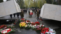 Uroczystości na Powązkach przed pomnikiem Ofiar Katastrofy Lotniczej pod Smoleńskiem. 10.04.2016. Fot. PAP/T. Gzell