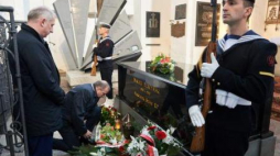 Szef PO i szef klubu PO składają kwiaty przed grobem Macieja Płażyńskiego Gdańsk, 10.04.2016. Fot. PAP/A. Warżawa 