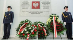 Wieńce przed tablicą upamiętniającą parlamentarzystów, którzy zginęli w katastrofie smoleńskiej. Fot. PAP/L. Szymański