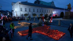 Znicze przed Pałacem Prezydenckim w 6. rocznicę katastrofy smoleńskiej. Fot. PAP/B. Zborowski 