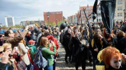 Happening Teatru Szekspirowskiego w Gdańsku - kondukt żałobny złożony z 400 płaczek. Fot. PAP/A. Warżawa