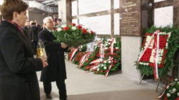 Premier i prezes PiS oddają hołd ofiarom katastrofy smoleńskiej w Świątyni Opatrzności Bożej. Fot. PAP/L. Szymański 