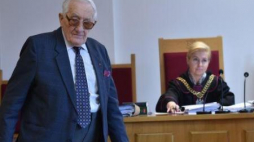 Karol Tendera i sędzia Justyna Sieklicka-Pawlak. Sąd Okręgowy w Krakowie. 12.04.2016. Fot. PAP/J. Bednarczyk