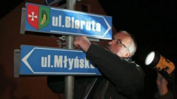 Wójt Krzeszyc S Peczkajtis usuwa tabliczki z nazwą ul. Bieruta w Rudnicy k. Gorzowa Wlkp. Fot.PAP/L. Muszyński