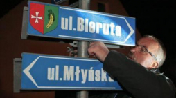 Wójt gminy Krzeszyce S. Peczkajtis demontuje tabliczki z nazwą ul. Bieruta. Rudnica, 17.02.2015. Fot. PAP/L. Muszyński 