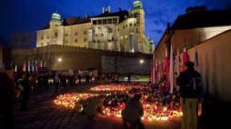 Znicze i warta harcerzy przy Krzyżu Katyńskim po katastrofie w Smoleńsku. Kraków, 16.04.2010. Fot. PAP/J. Ochoński