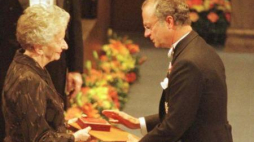 Wisława Szymborska odbiera z rąk króla Karola XVI Gustawa literacką Nagrode Nobla. Fot. PAP/J. Bednarczyk
