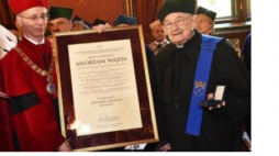 Andrzej Wajda odbiera wyróżnienie „Plus ratio quam vis”. Fot. PAP/J. Bednarczyk