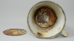 Biżuteria znaleziona w kubku ofiary Auschwitz. Fot. Muzeum Auschwitz