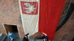 Nowy eksponat Narodowego Muzeum Morskiego w Gdańsku, bandera Polskiej Marynarki Wojennej. Fot. PAP/A. Warżawa