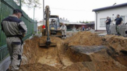 Sondaże archeologiczne za ogrodzeniem aresztu śledczego w Białymstoku. Fot. PAP/A. Reszko 