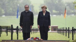 Prezydent Francji Francois Hollande i kanclerz Niemiec Angela Merkel na cmentarzu w Consenvoye. Fot. PAP/EPA