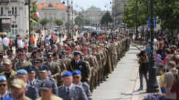 Przemarsz ulicami Warszawy uczestników uroczystości Dnia Weterana. Fot. PAP/L. Szymański